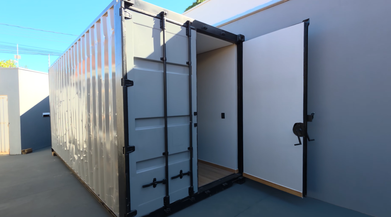 Container habitacional premium com porta aberta