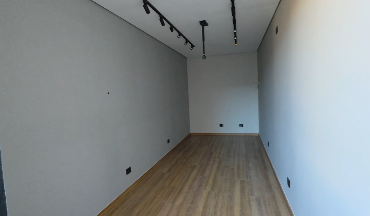 Interior do container com piso em madeira