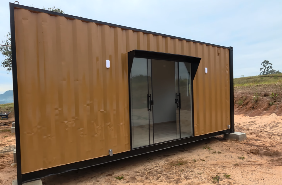 Fachada do container com porta de correr em vidro
