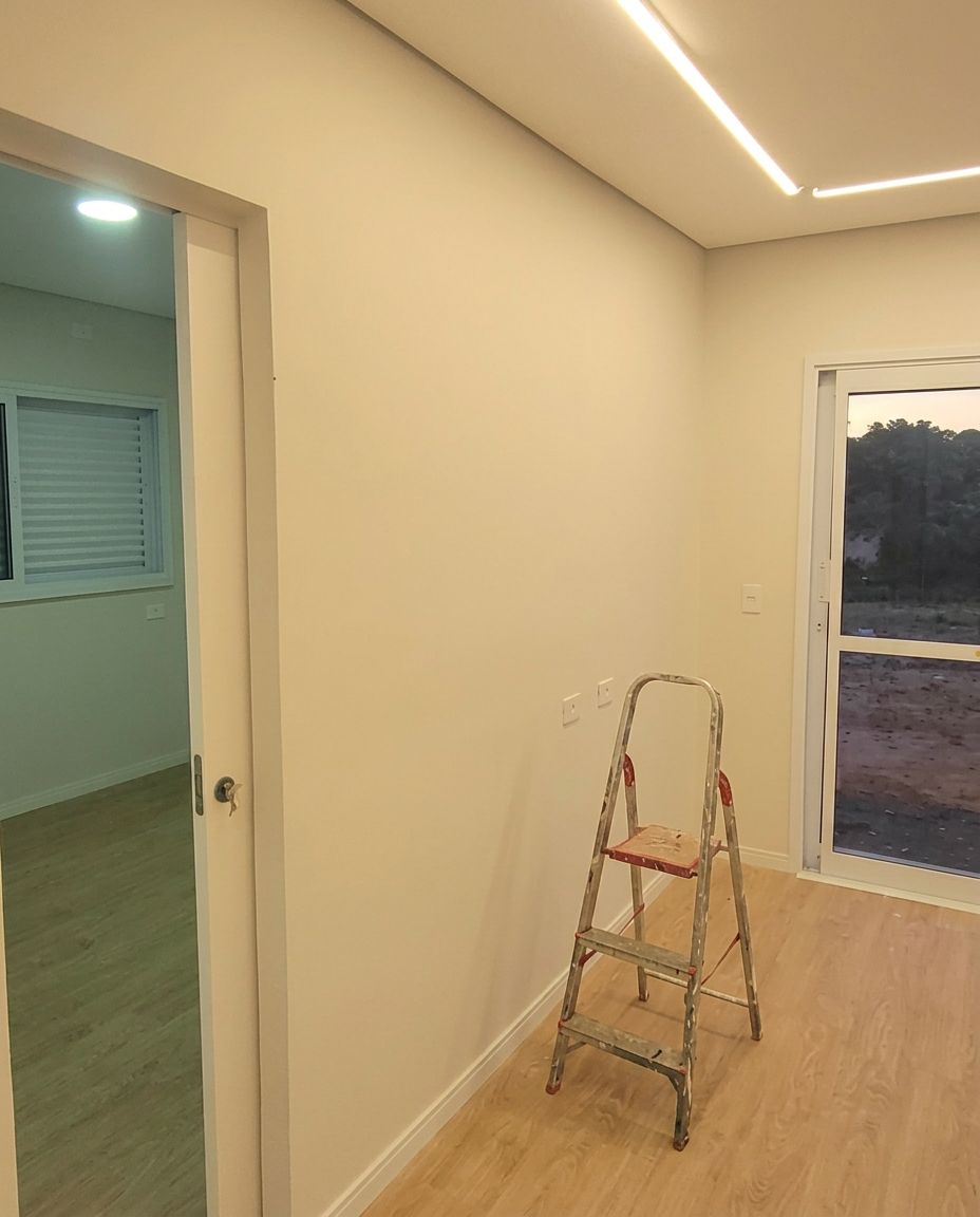 Corredor interno com iluminação LED e acesso aos dormitórios