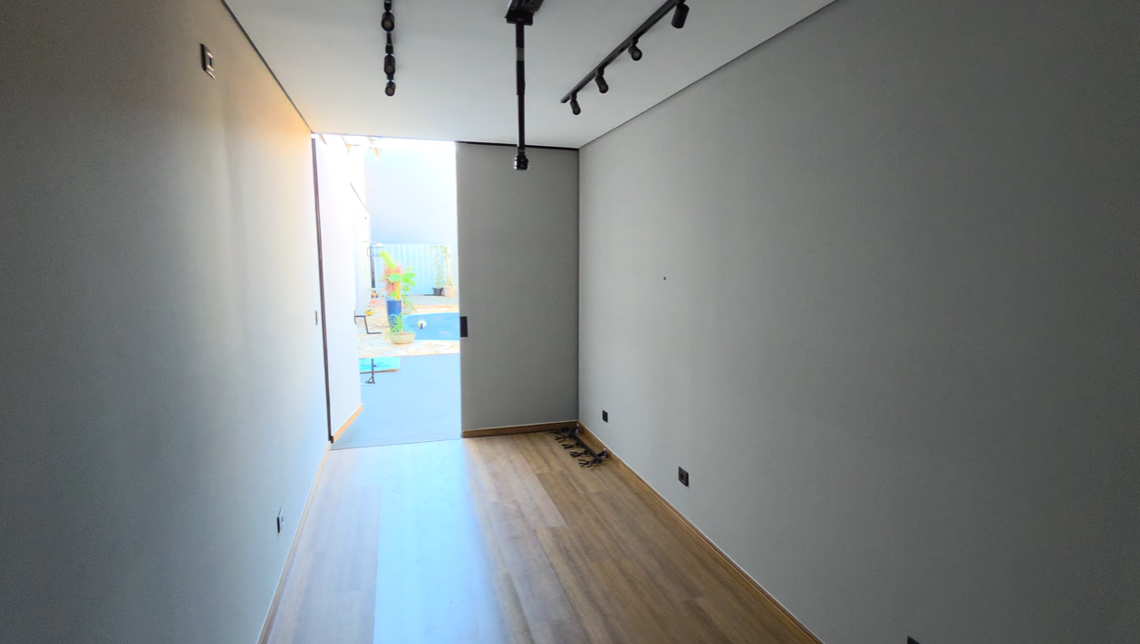 Interior do container com iluminação em trilho
