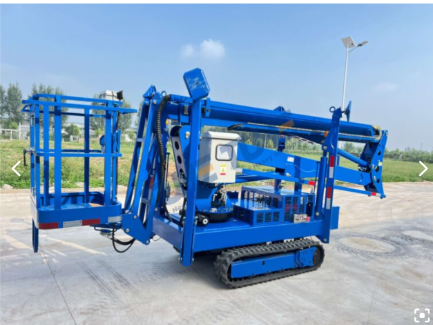 Plataforma articulada azul sobre esteiras em pátio industrial
