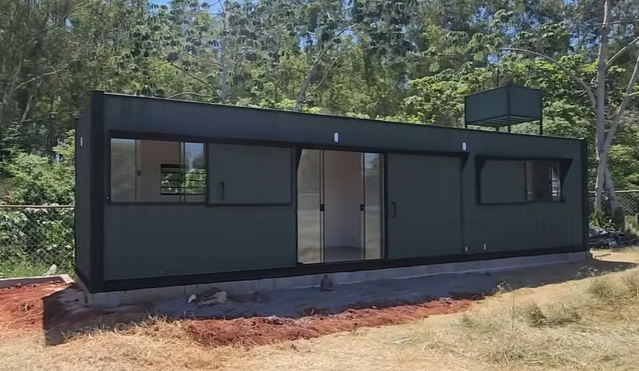 Fachada em ângulo mostrando janelas amplas e porta de entrada