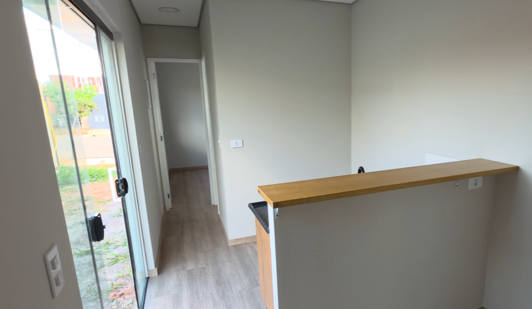 Sala integrada com cozinha americana e vista para o exterior