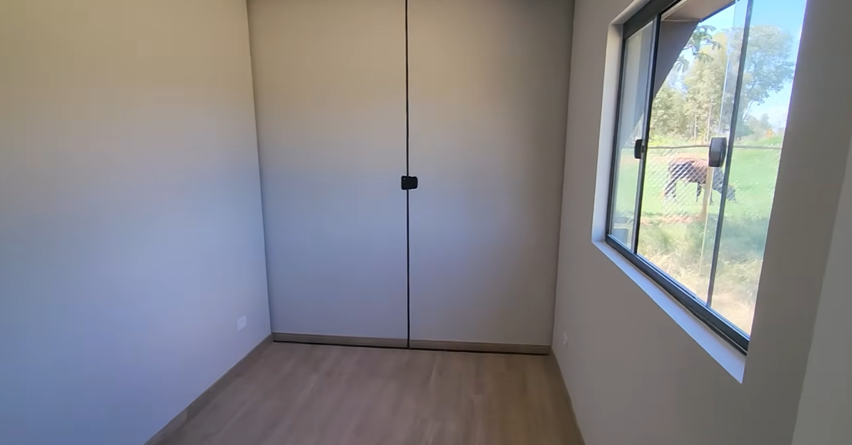 Segundo dormitório com armário embutido e janela panorâmica