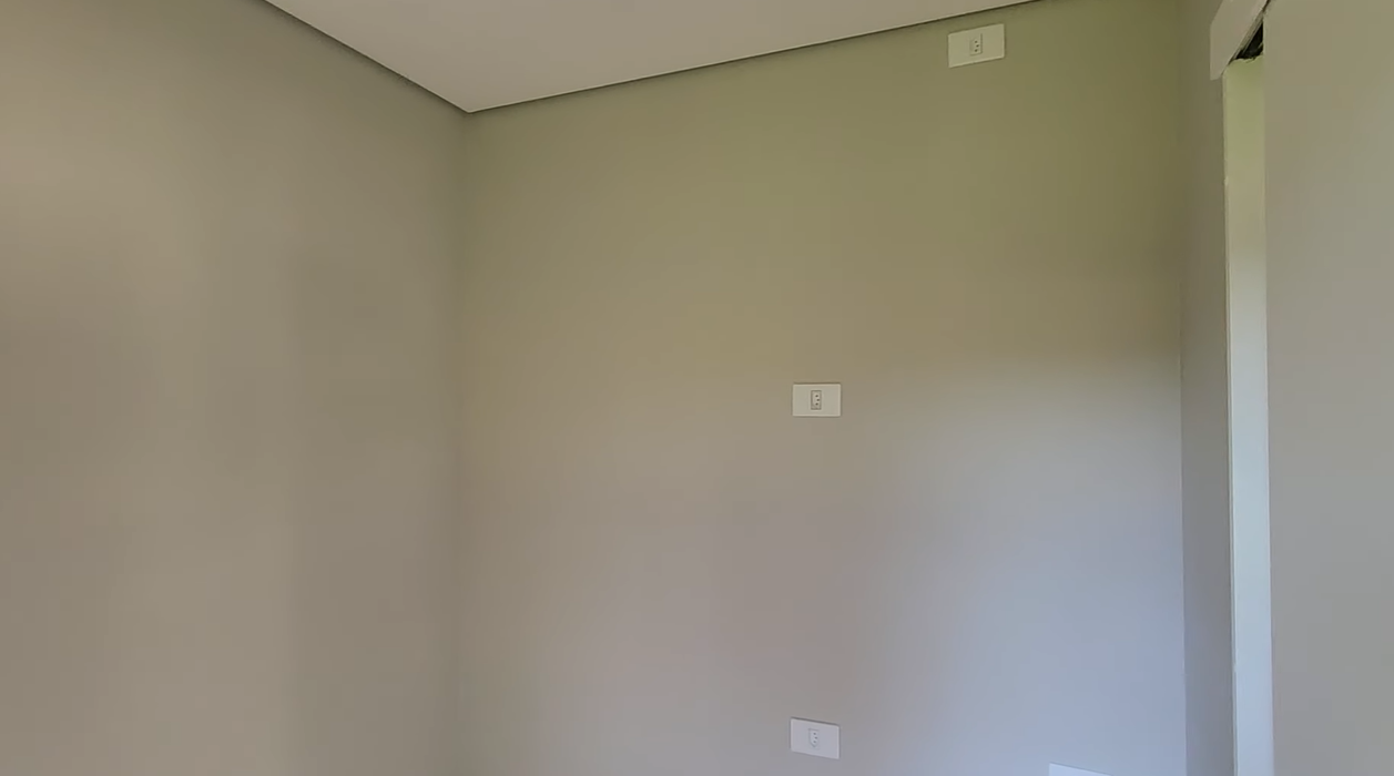 Segundo dormitório com paredes em drywall e acabamento em bege