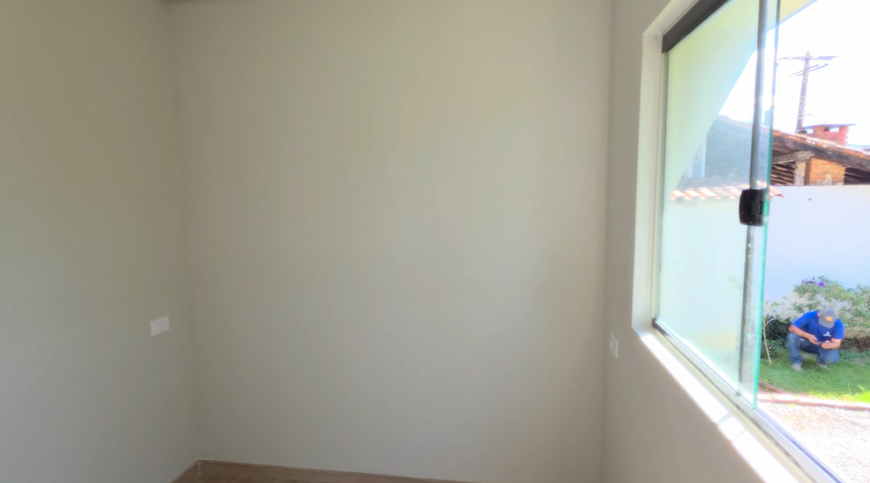 Quarto amplo com janela de vidro