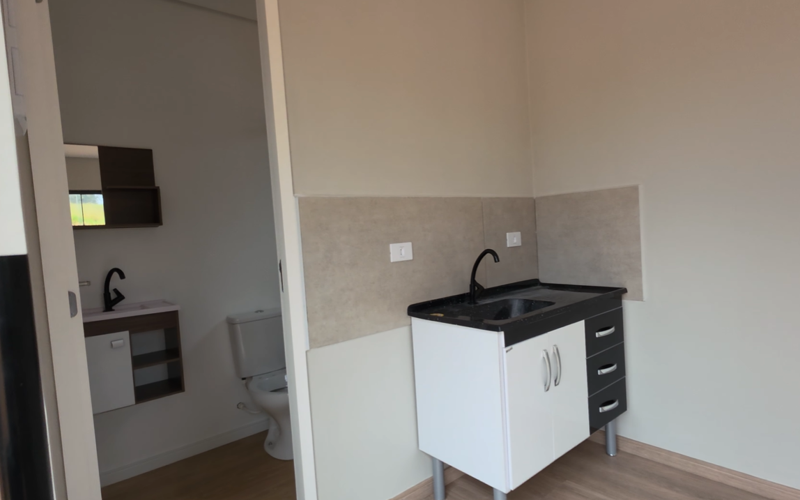 Detalhe da cozinha e acesso ao banheiro