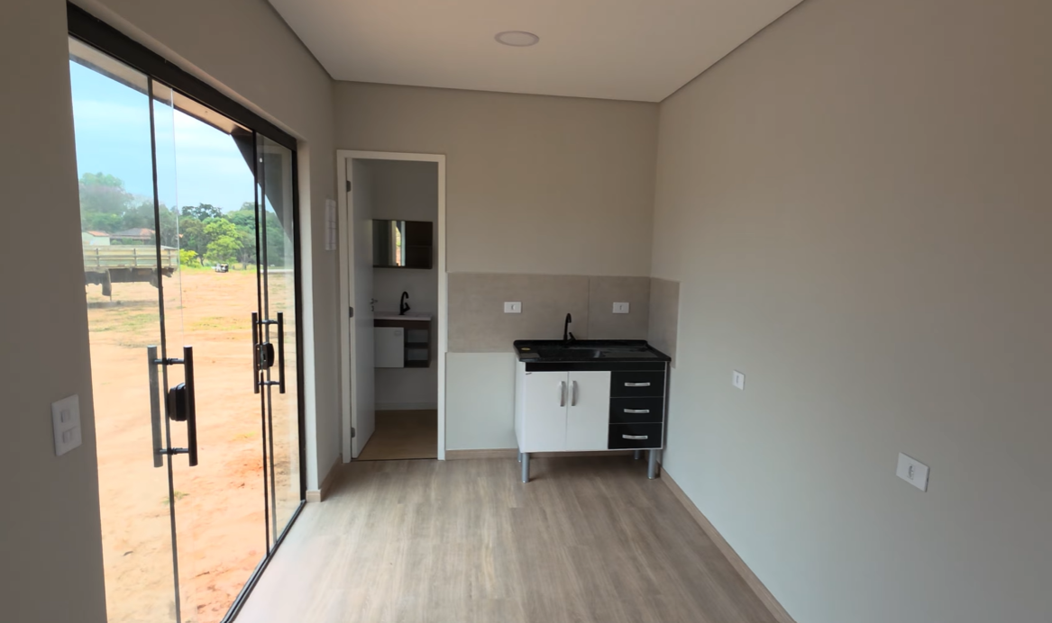 Interior com cozinha compacta e vista para o exterior