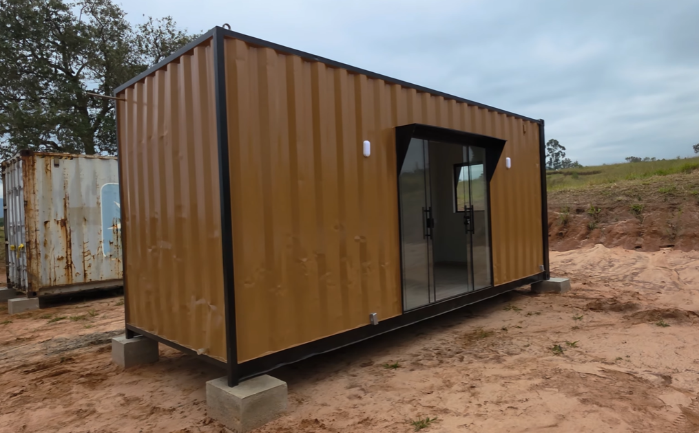 Vista lateral do container com porta de vidro temperado