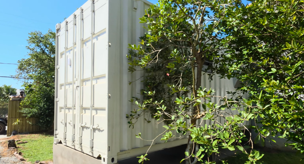 Vista traseira do container em meio à natureza